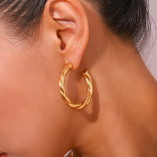 Boucles d'oreilles en forme de C torsadé exagéré