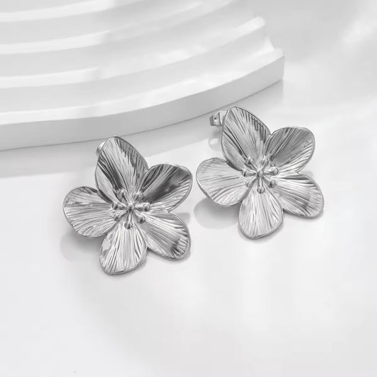 Boucles d'oreilles à la mode avec des fleurs