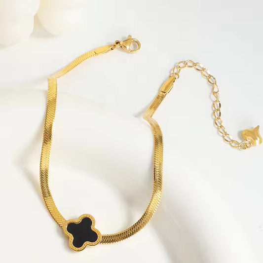 Bracelet de cheville en pierre noire avec trèfle à quatre feuilles