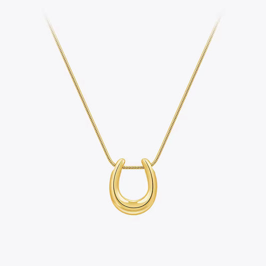 Collier avec pendentif en forme de fer à cheval