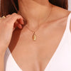 Collier avec pendentif elliptique en forme de cocotier