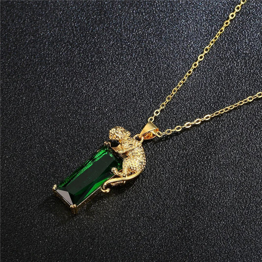 Collier avec pendentif en pierre précieuse émeraude naturelle