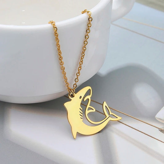 Collier pendentif requin mignon