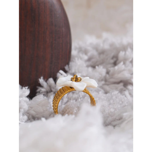 Bague ouverte en coquillage naturel et fleur