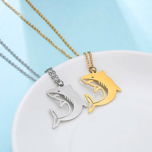 Collier pendentif requin mignon