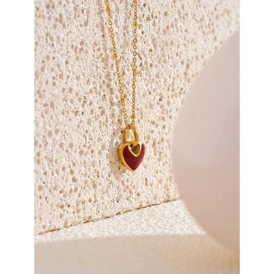 Magnifique collier avec pendentif en forme de cœur rouge