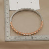 Mehrfarbiges offenes Armband mit geometrischem Muster