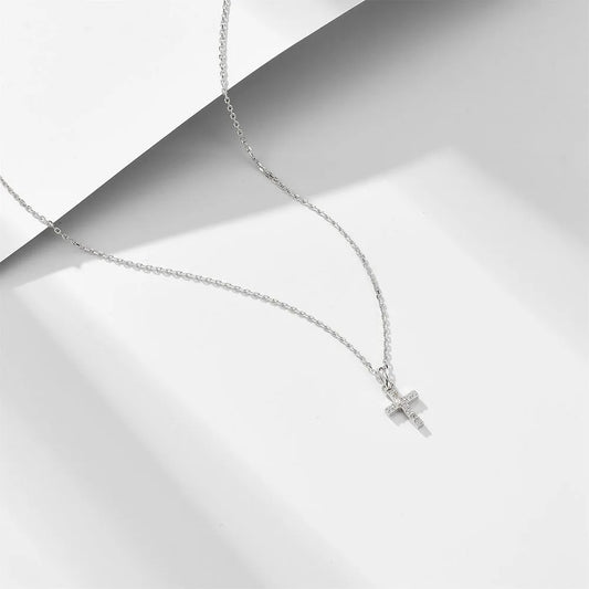 Collier délicat avec pendentif en croix